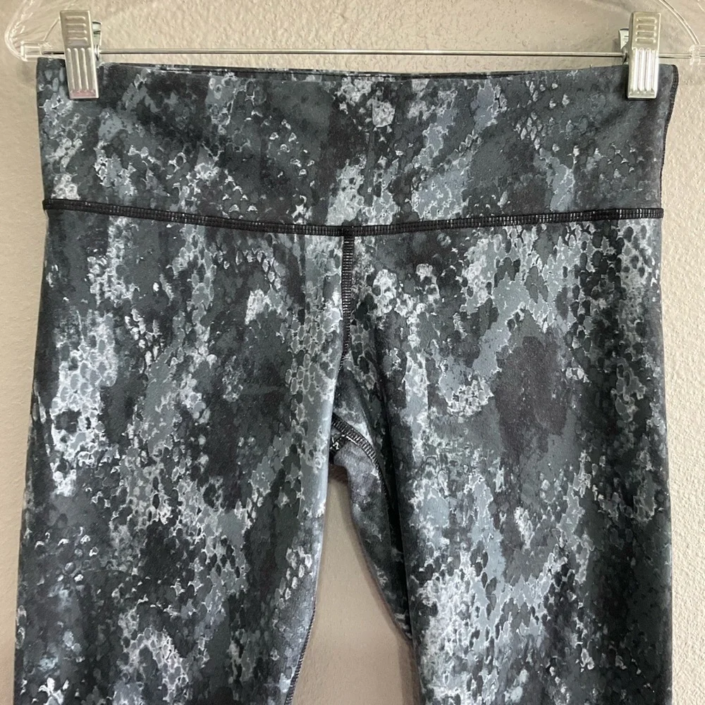 Alo snake print yoga capri leggings size Small